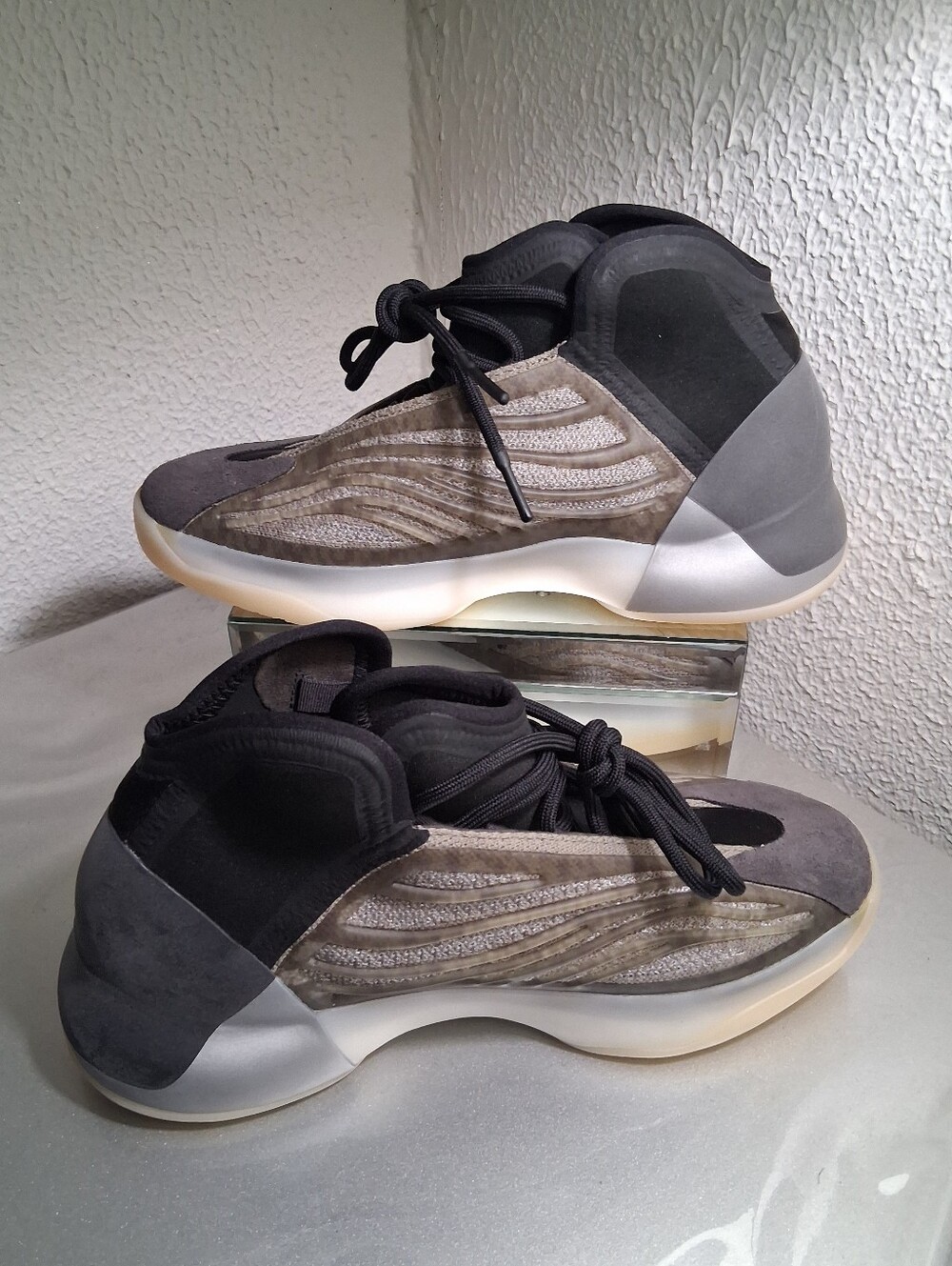 adidas Yeezy  H68771 Men's Gray High-Top Sneakers Pre-owned Great Condition